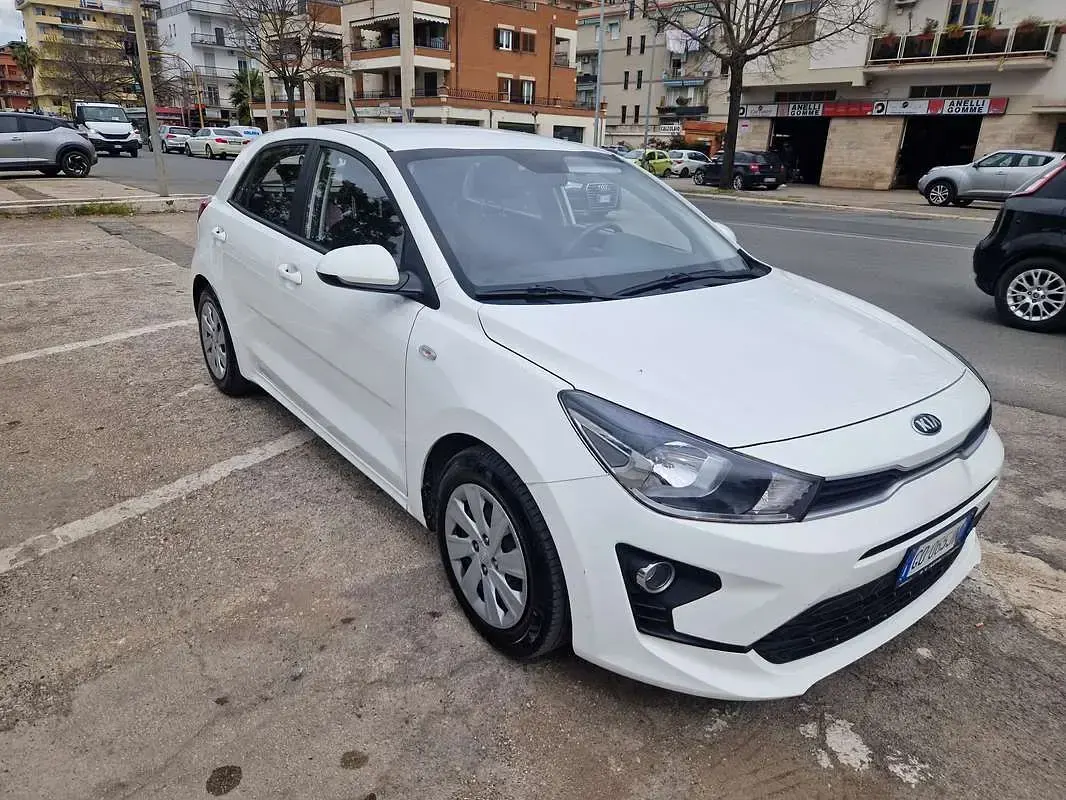 Usata Kia Rio Style 82 CV (60 kW) 2021 Bianco Berlina
