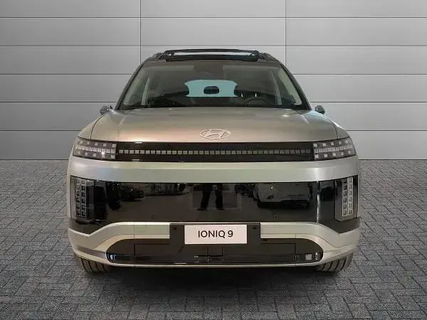 Nuova Hyundai Ioniq 9 2026 Celadon gray SUV