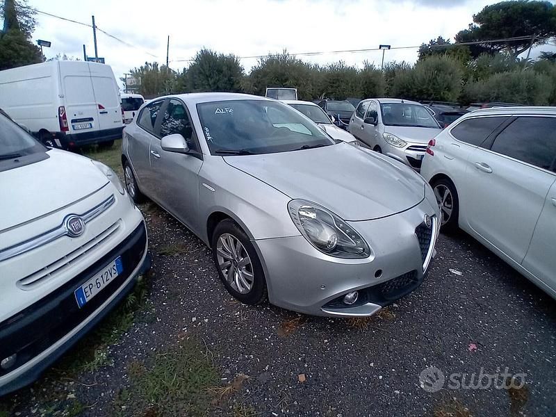 Grigio Usata 2016 Alfa Romeo Giulietta Tre volumi | 8900 € (Buon prezzo) - Immagine 1/4
