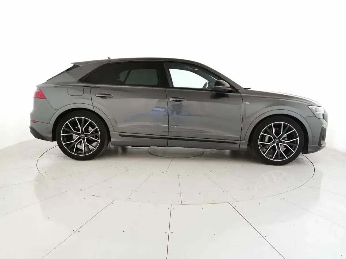 Usata Audi Q8 S-Line 286 CV (210 kW) 2025 Grigio SUV