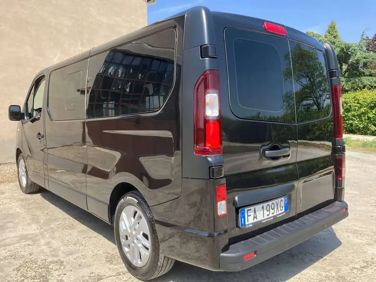 Usata Opel Vivaro 145 CV (106 kW) 2015 Nero Monovolume