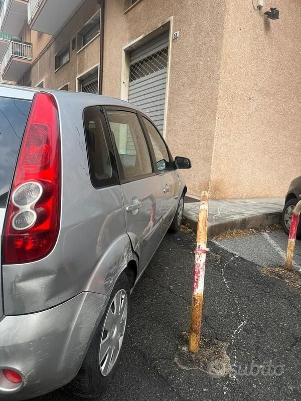 Usata Ford Fiesta Ambiente 68 CV (50 kW) 2006 Grigio Berlina