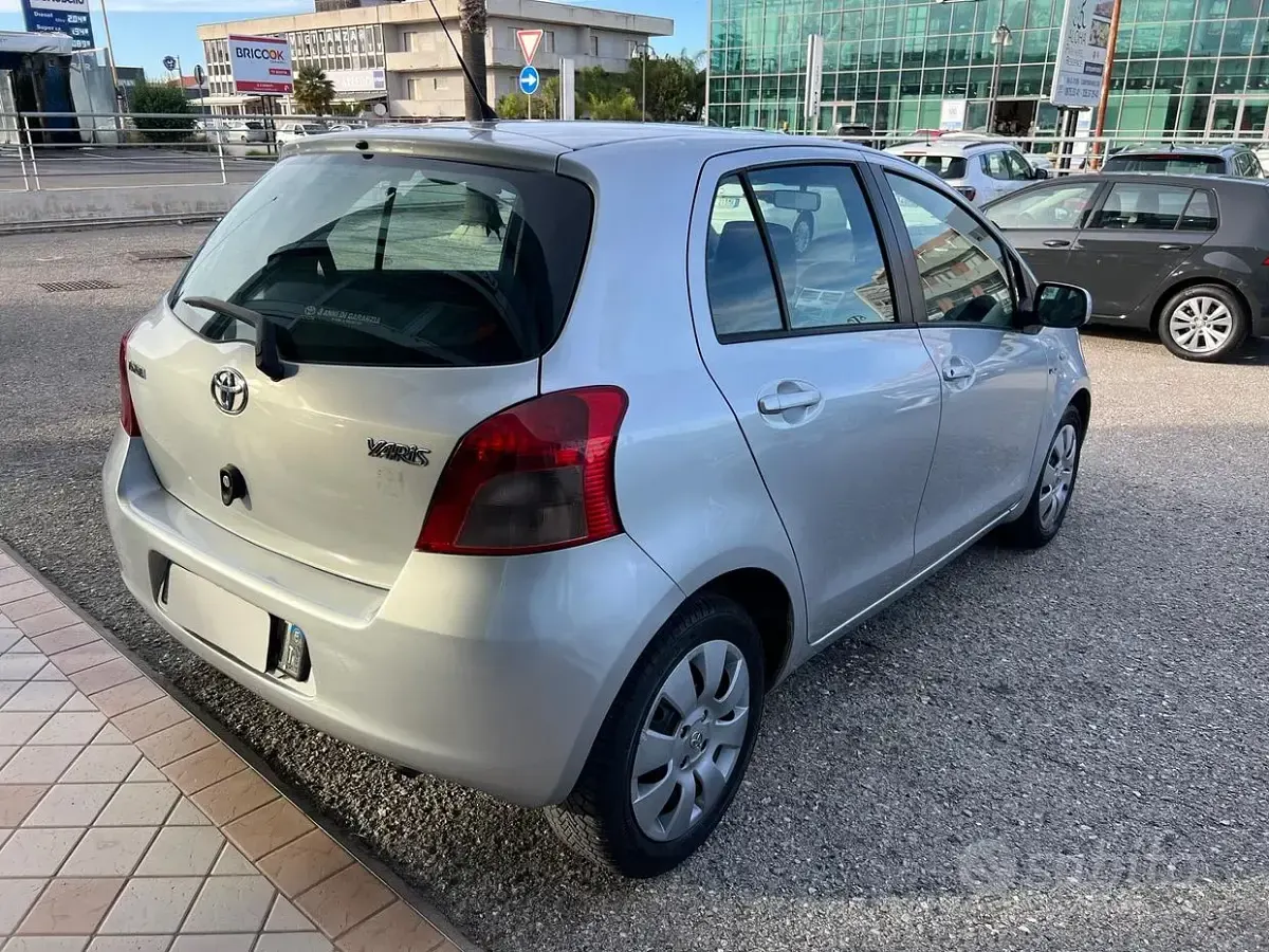 Usata Toyota Yaris Sol 90 CV (66 kW) 2007 Grigio Utilitaria