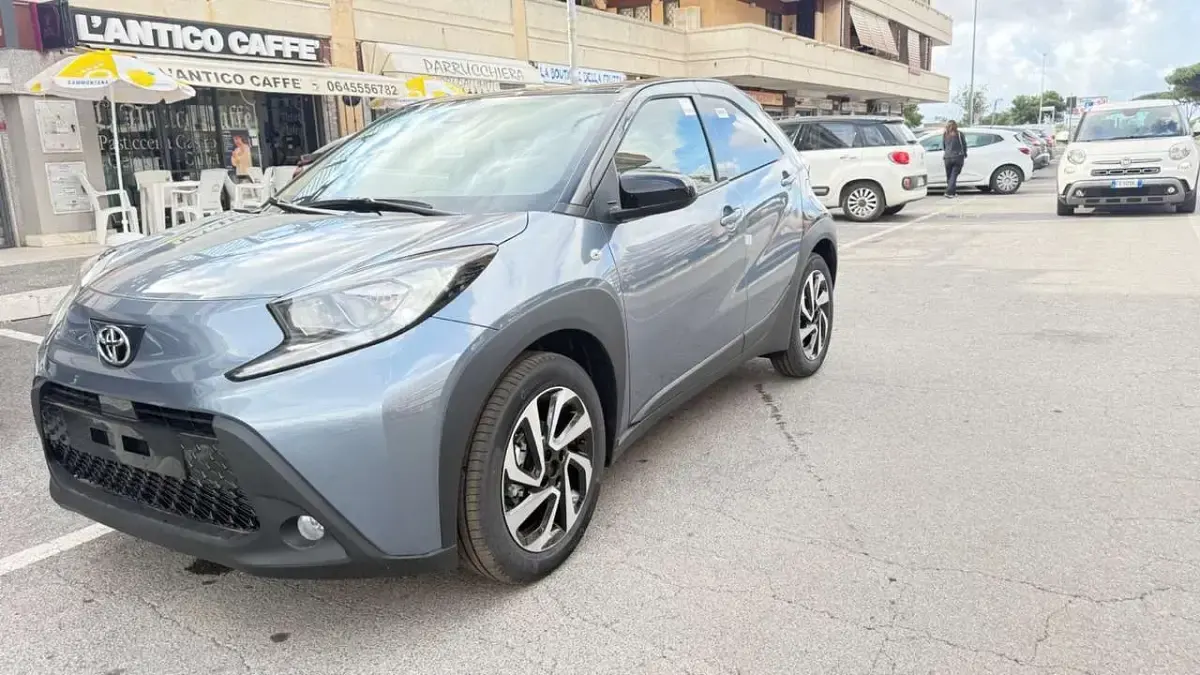 Nuova Toyota Aygo X Lounge 72 CV (52 kW) 2025 Grigio SUV