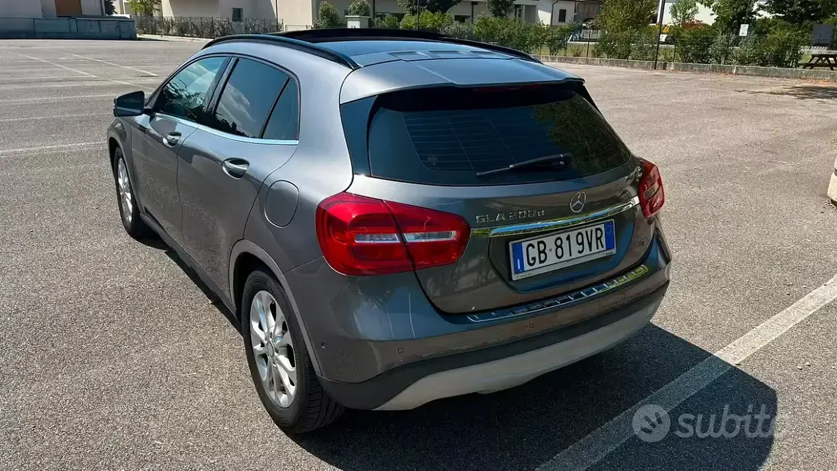 Usata Mercedes GLA200 136 CV (100 kW) 2016 Grigio SUV