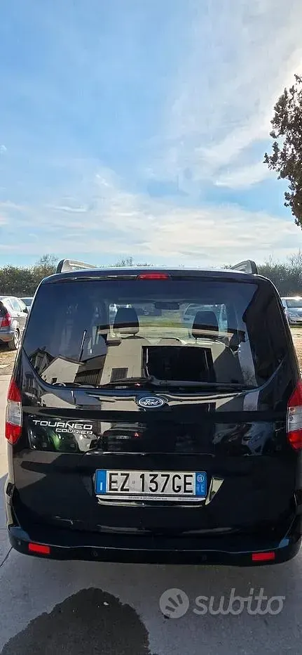 Begagnad Ford Tourneo Courier Titanium 95 HK (69 kW) 2015 Svart Minibuss