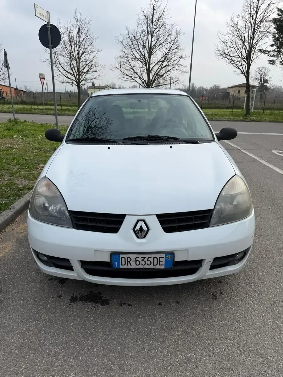 Begagnad Renault Clio II Dynamique 75 HK (55 kW) 2008 Vit Sedan