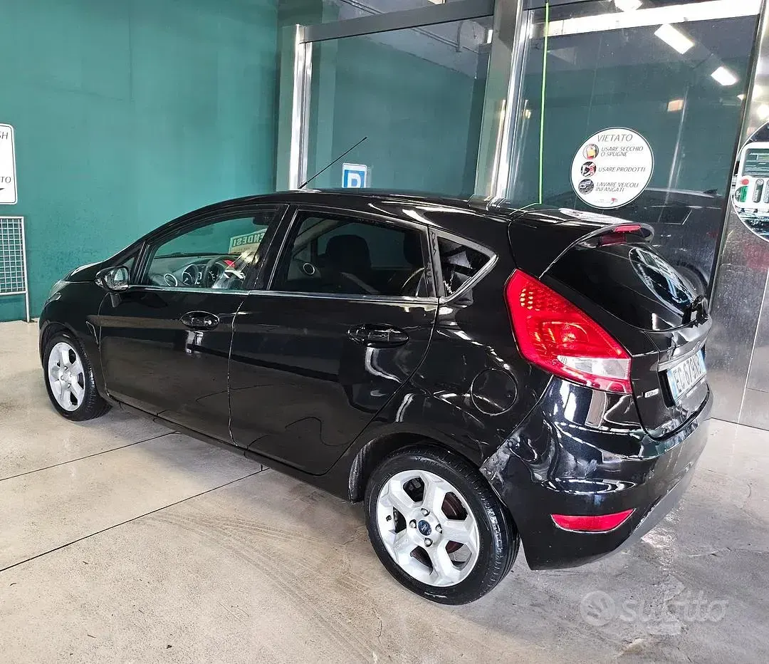 Usata Ford Fiesta 70 CV (51 kW) 2011 Nero Utilitaria