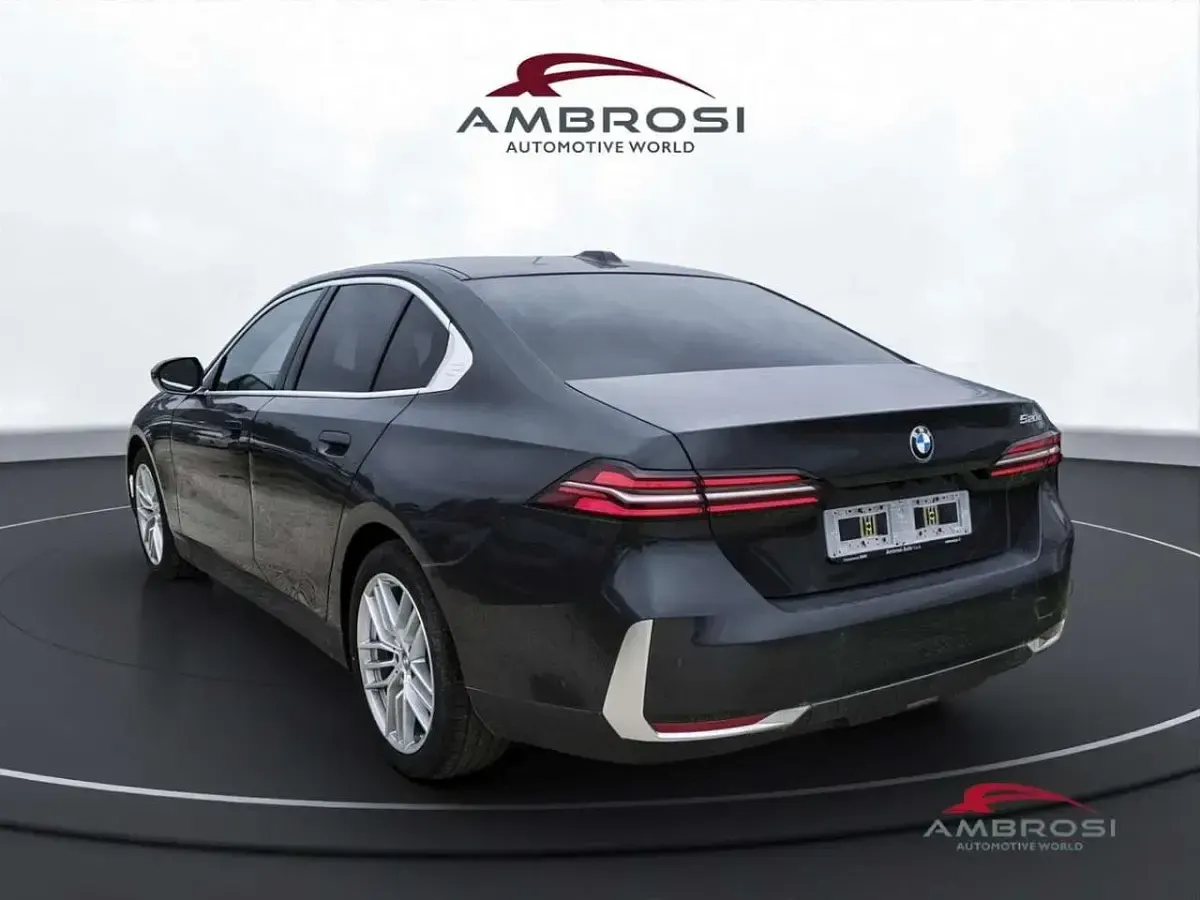 Usata BMW 520 197 CV (144 kW) 2025 Sophisto grey metallizzato Berlina