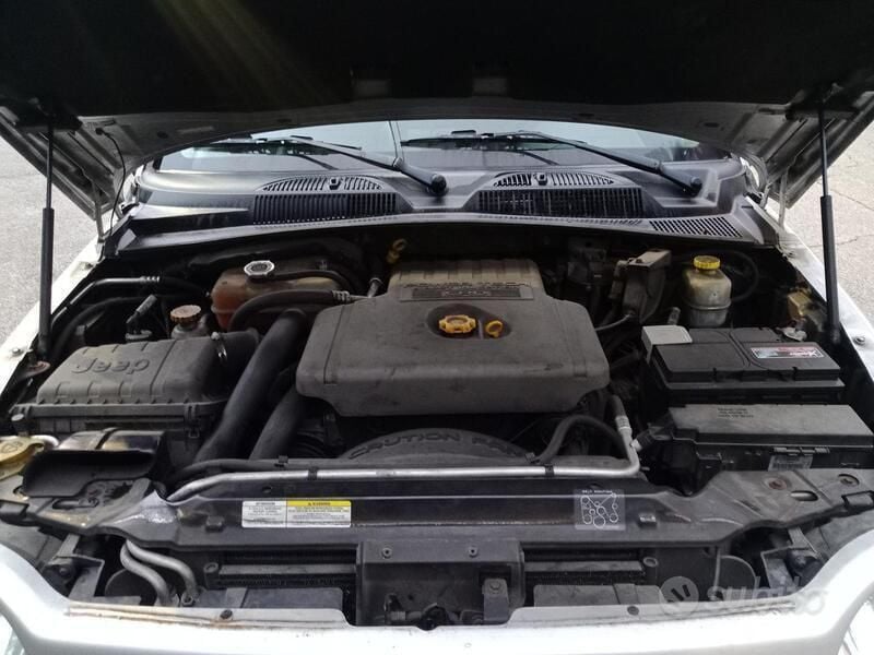 Usata Jeep Cherokee 163 CV (119 kW) 2004 Grigio SUV