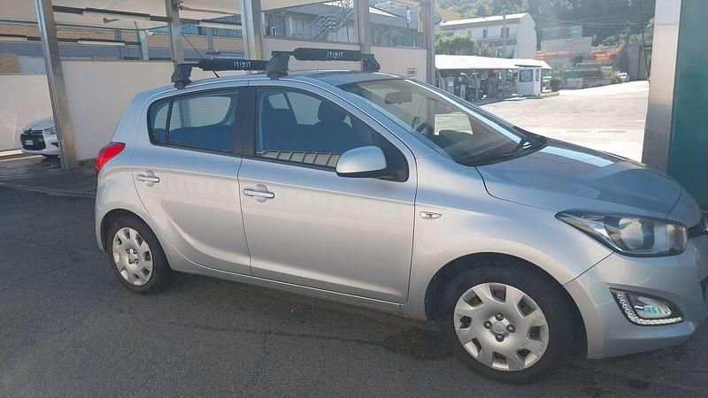 Usata Hyundai i20 Edition 84 CV (61 kW) 2012 Argento Berlina