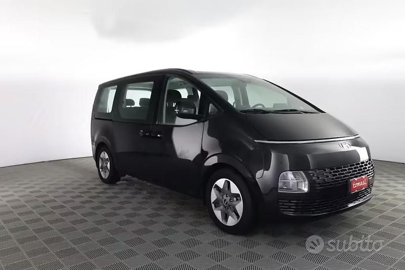 Usata Hyundai Staria 177 CV (130 kW) 2023 Abyss black Monovolume