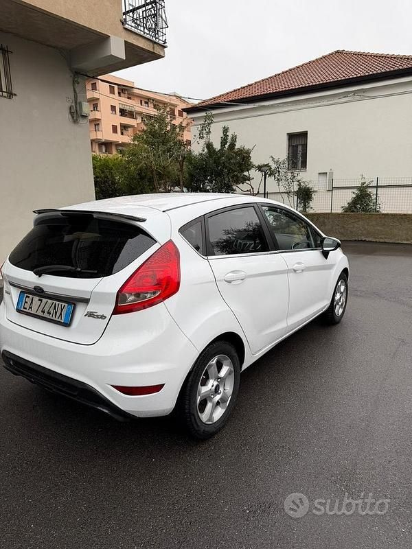 Usata Ford Fiesta Titanium 68 CV (50 kW) 2010 Bianco Utilitaria
