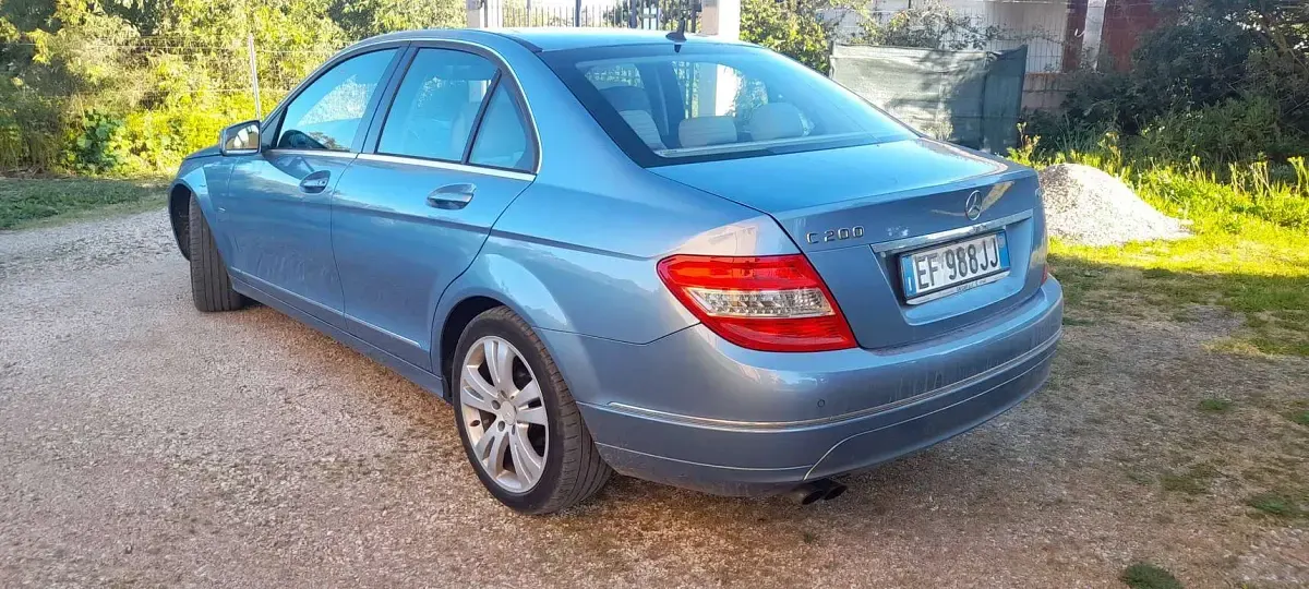 Usado Mercedes C200 Avantgarde 136 CV (100 kW) 2010 Azul Berlina