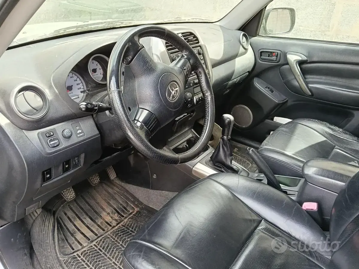 Usata Toyota RAV4 116 CV (85 kW) 2004 Grigio SUV