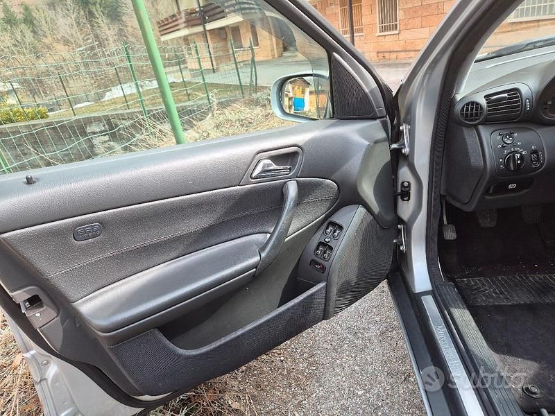 Usata Mercedes 220 150 CV (110 kW) 2003 Grigio Berlina