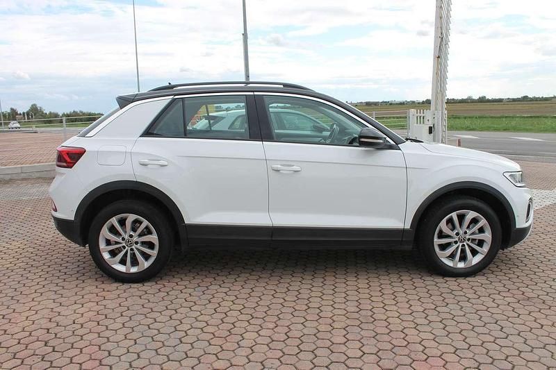 Usata VW T-Roc Life 150 CV (110 kW) 2022 Pure white / nero SUV