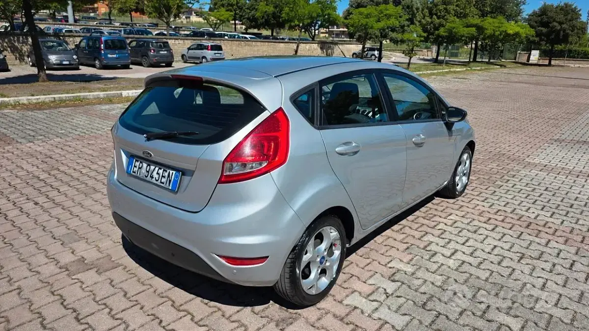 Usata Ford Fiesta Titanium 92 CV (67 kW) 2013 Grigio Berlina