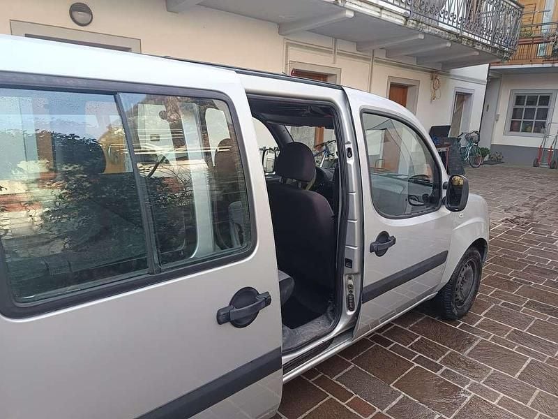 Usata Fiat Doblò 84 CV (61 kW) 2009 Grigio Monovolume
