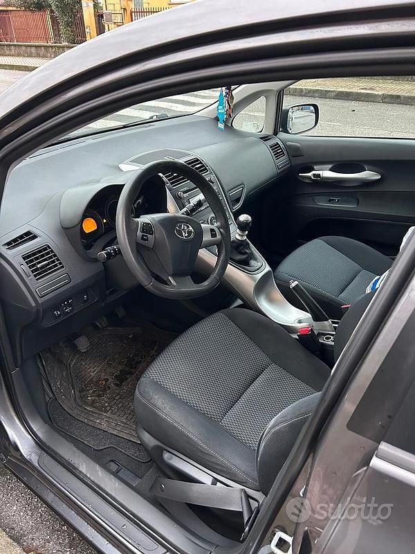 Usata Toyota Auris 2012 Grigio Berlina