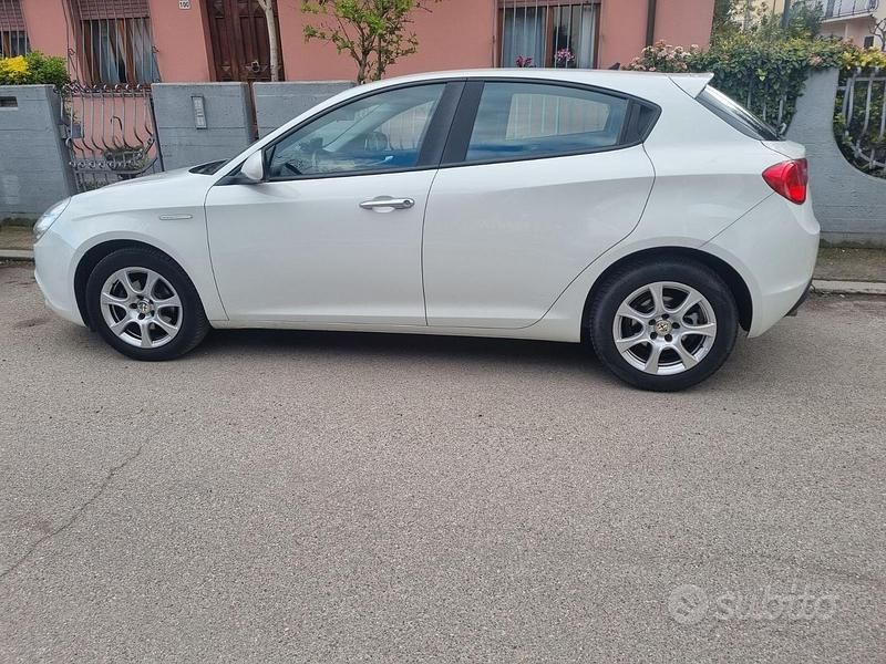 Usata Alfa Romeo Giulietta 105 CV (77 kW) 2013 Bianco Utilitaria