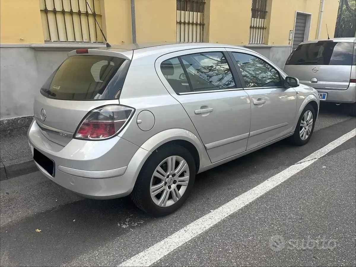 Usata Opel Astra Cosmo 125 CV (91 kW) 2008 Grigio Berlina