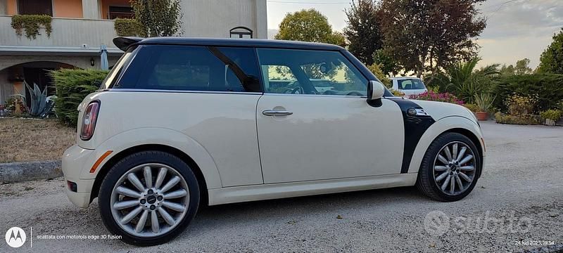 Bianco Usata 2010 Mini John Cooper Works Due volumi | 18.000 € (Molto cara) - Immagine 1/4