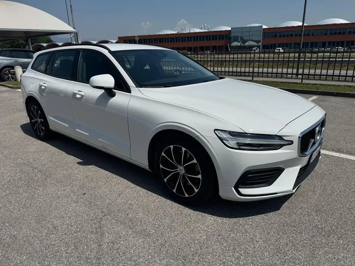 Usata Volvo V60 Momentum 197 CV (144 kW) 2022 Bianco Station wagon