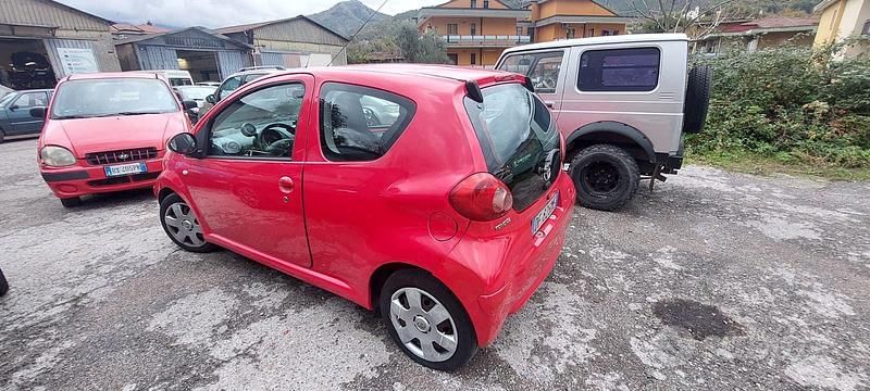 Usata Toyota Aygo Sol 54 CV (39 kW) 2006 Rosso Utilitaria