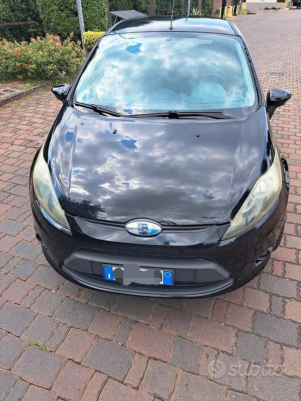 Usata Ford Fiesta 97 CV (71 kW) 2010 Nero Utilitaria
