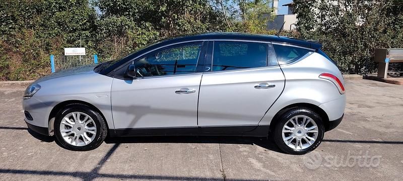 Usata Lancia Delta 105 CV (77 kW) 2012 Grigio Utilitaria