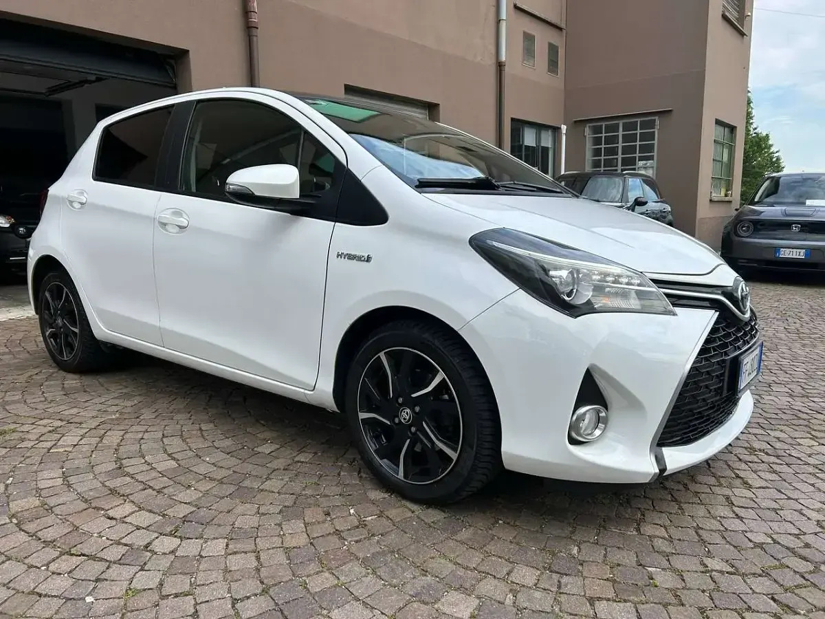 Usata Toyota Yaris Hybrid Edition 73 CV (53 kW) 2016 Bianco Berlina