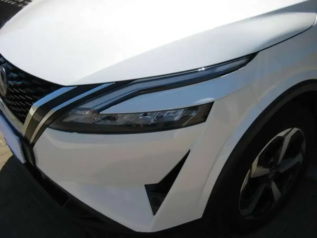 Usata Nissan Qashqai N-Connecta 140 CV (102 kW) 2023 White pearl/black SUV