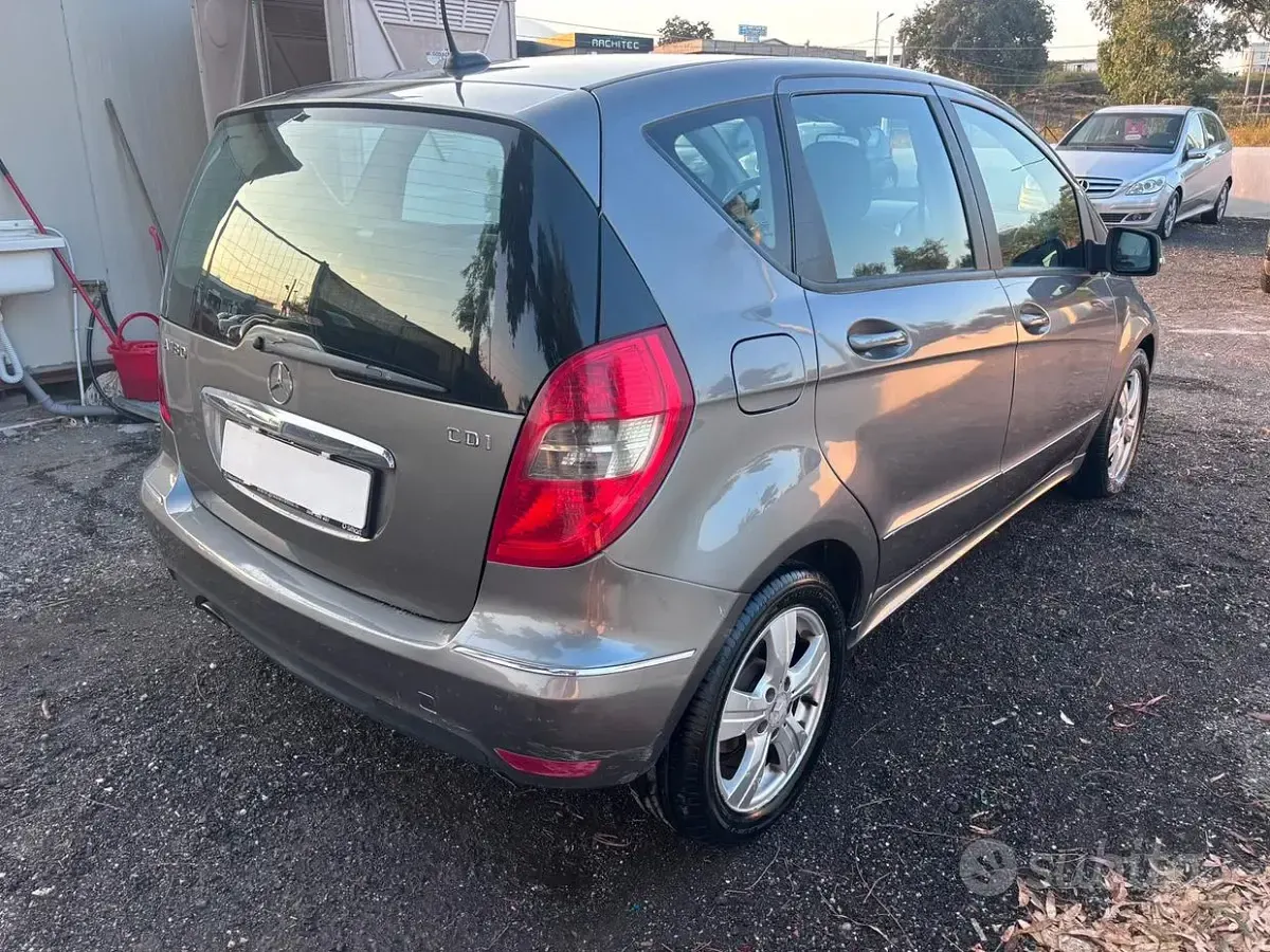 Usata Mercedes A180 116 CV (85 kW) 2010 Grigio Utilitaria