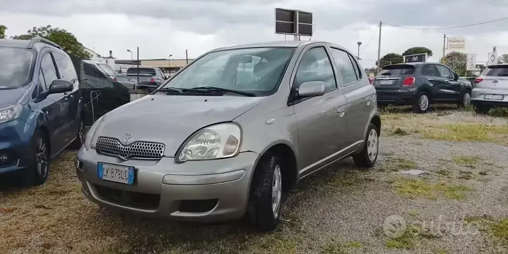 Usata Toyota Yaris Sol 65 CV (47 kW) 2004 Grigio Berlina