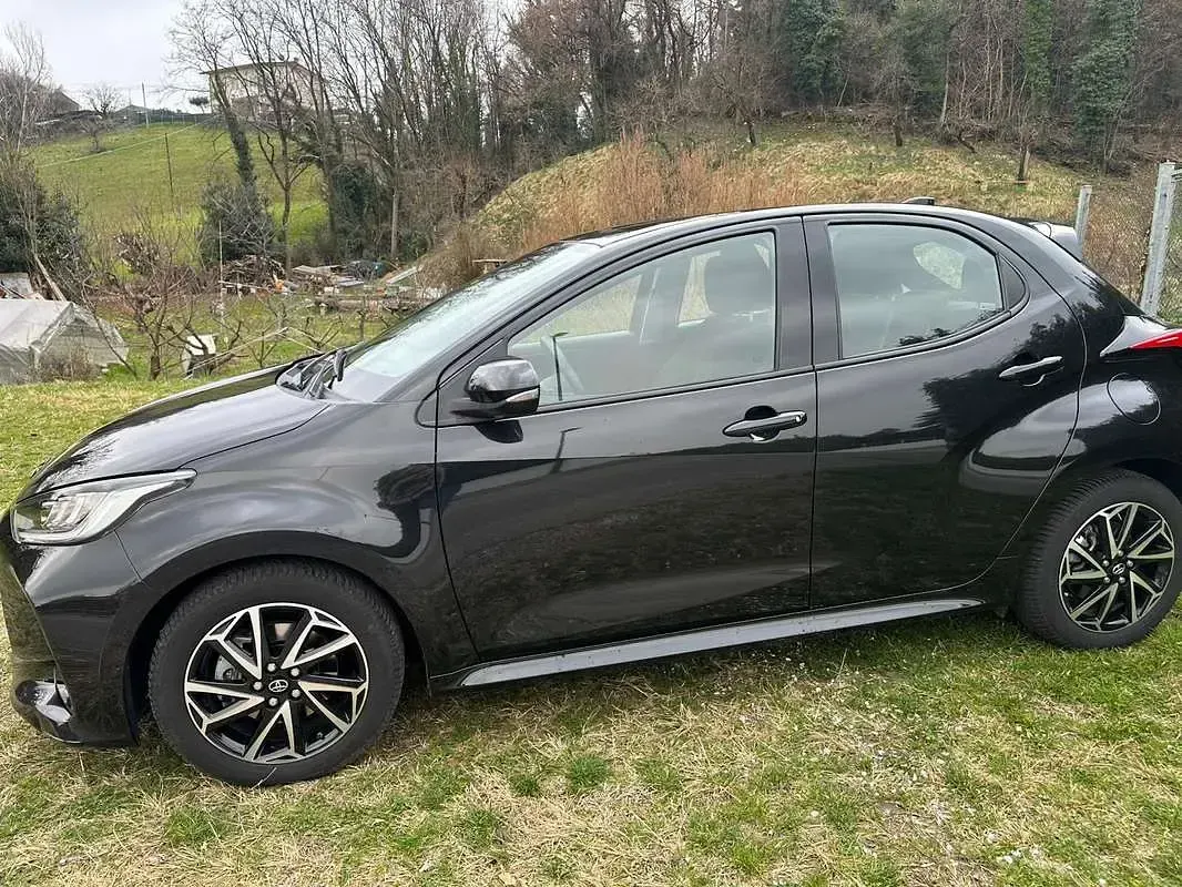 Usata Toyota Yaris Hybrid Business Edition 92 CV (67 kW) 2023 Nero Berlina
