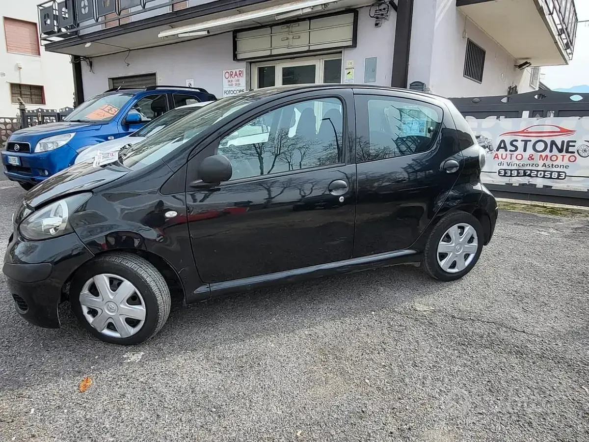 Usata Toyota Aygo 68 CV (50 kW) 2010 Nero Utilitaria