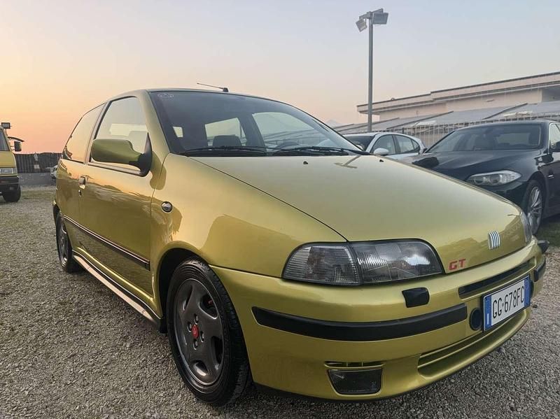 Usata Fiat Punto 133 CV (97 kW) 1994 Oro Utilitaria