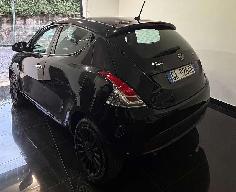 Käytetty Lancia Ypsilon Gold 69 HP (50 kW) 2022 Musta Viistoperä