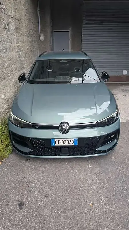 Usata VW Passat R-line 150 CV (110 kW) 2024 Verde Station wagon