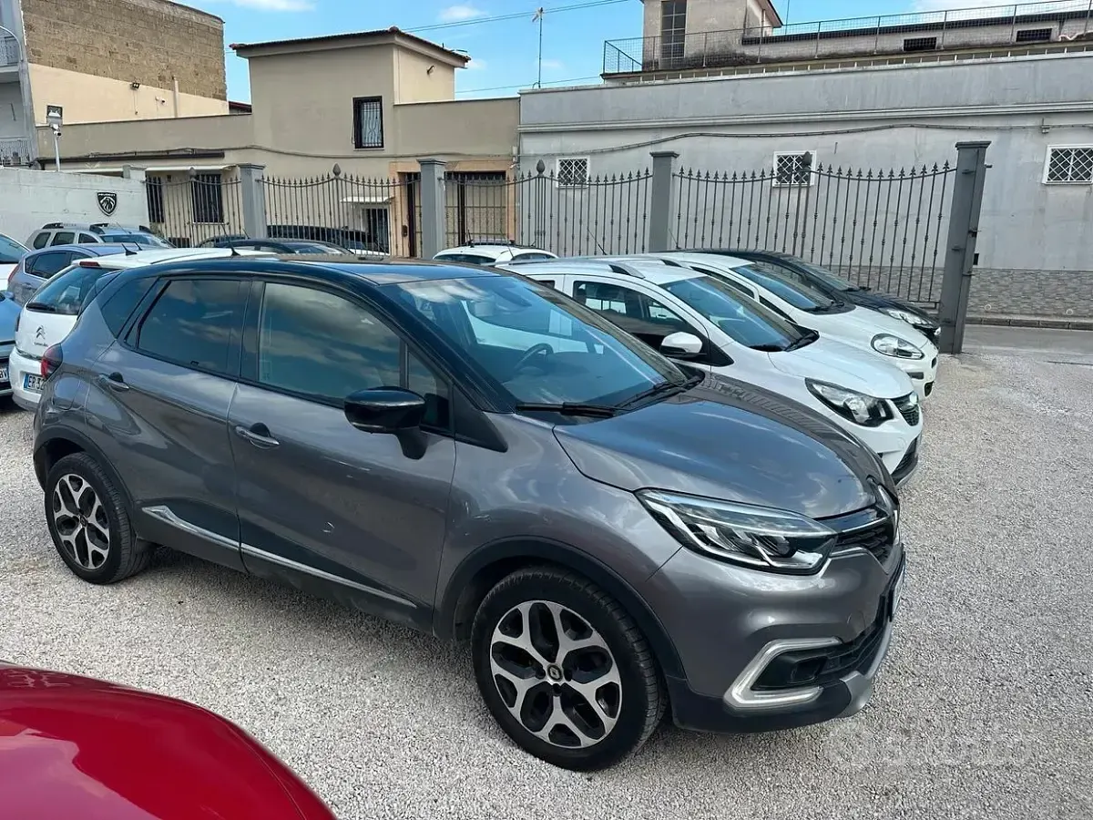 Usata Renault Captur 110 CV (80 kW) 2018 Grigio SUV