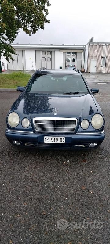 Blu/azzurro Usata 1997 Mercedes E200 Classic Station wagon | 1900 € (Buon prezzo) - Immagine 1/4