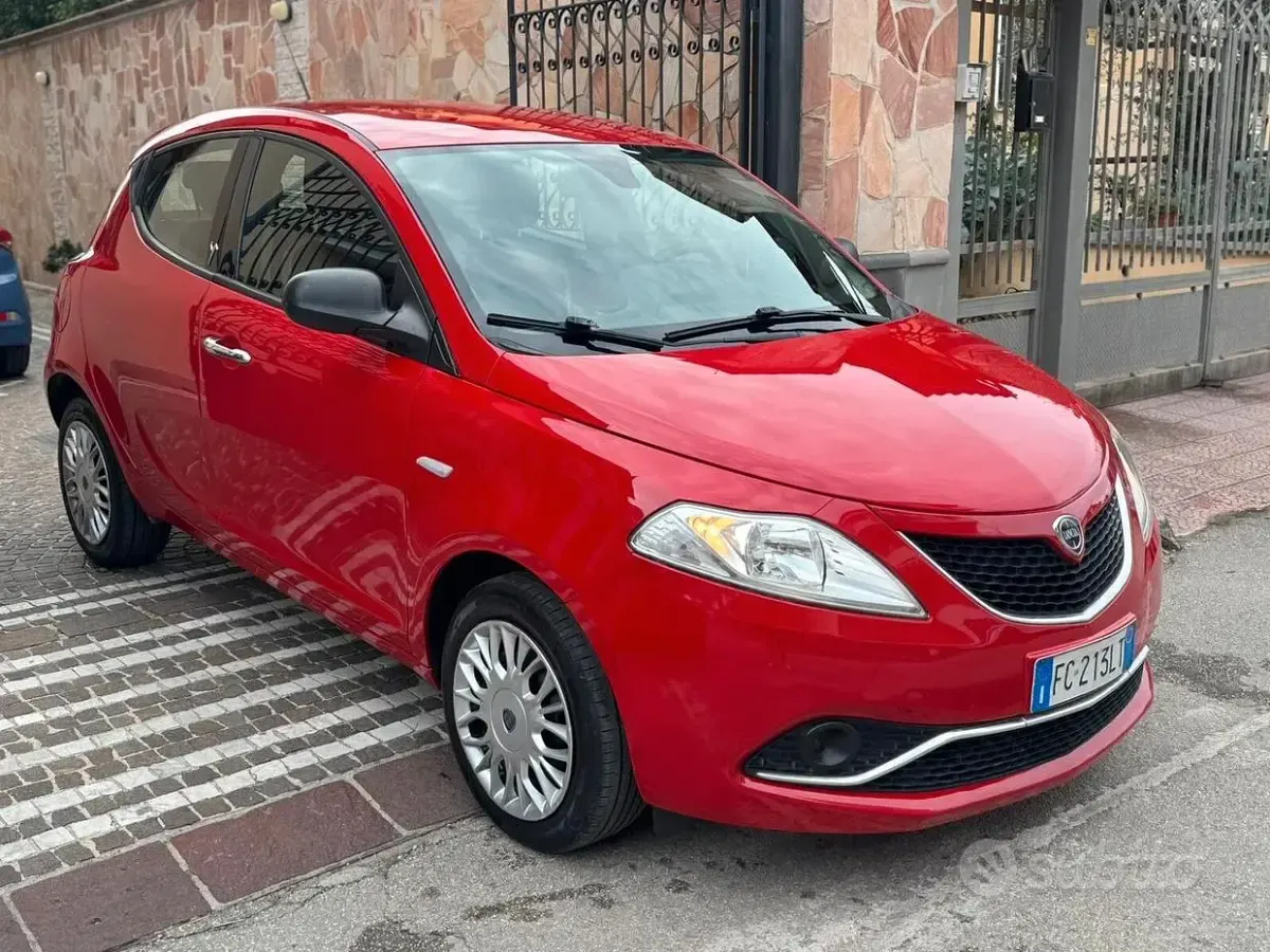 Usata Lancia Ypsilon Platinum 69 CV (50 kW) 2016 Rosso Utilitaria