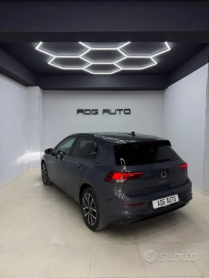 Usata VW Golf VIII Life 116 CV (85 kW) 2024 Grigio Berlina