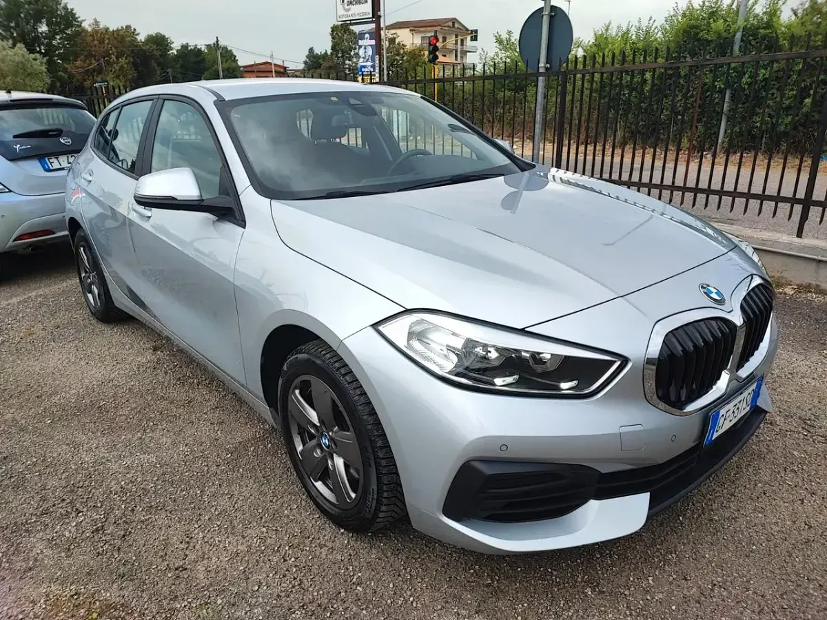 Usado BMW 116 Sport Line 116 CV (85 kW) 2021 Plateado Utilitario