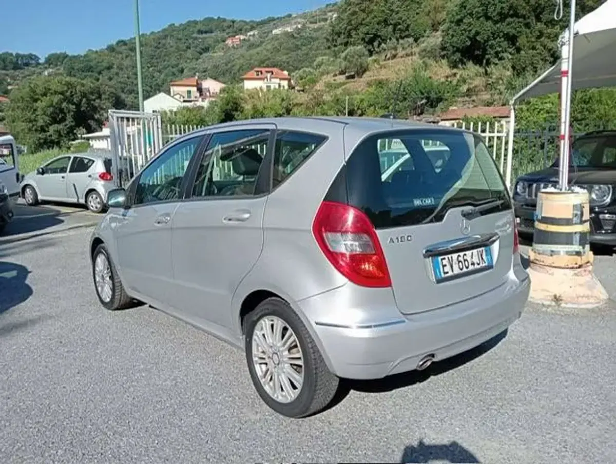 Usata Mercedes A180 Elegance 109 CV (80 kW) 2011 Argento Utilitaria