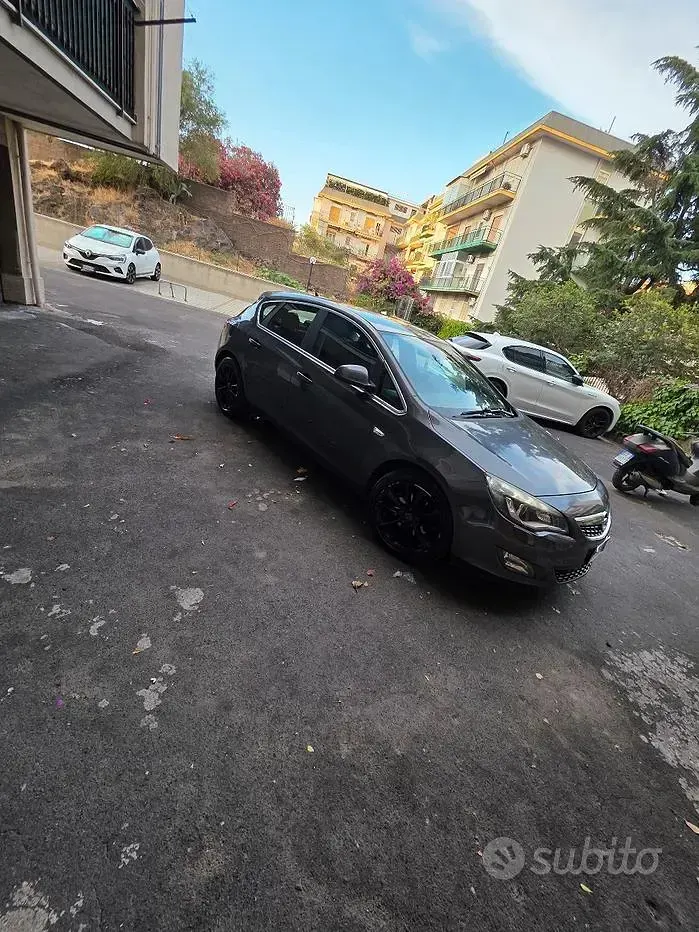 Usata Opel Astra Cosmo 160 CV (117 kW) 2011 Grigio Berlina