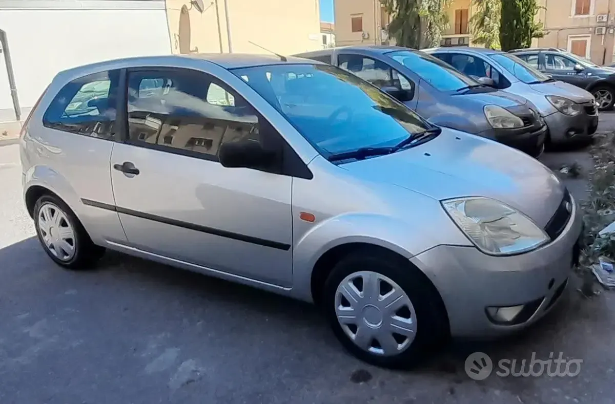 Usata Ford Fiesta Zetec 80 CV (58 kW) 2004 Grigio Utilitaria