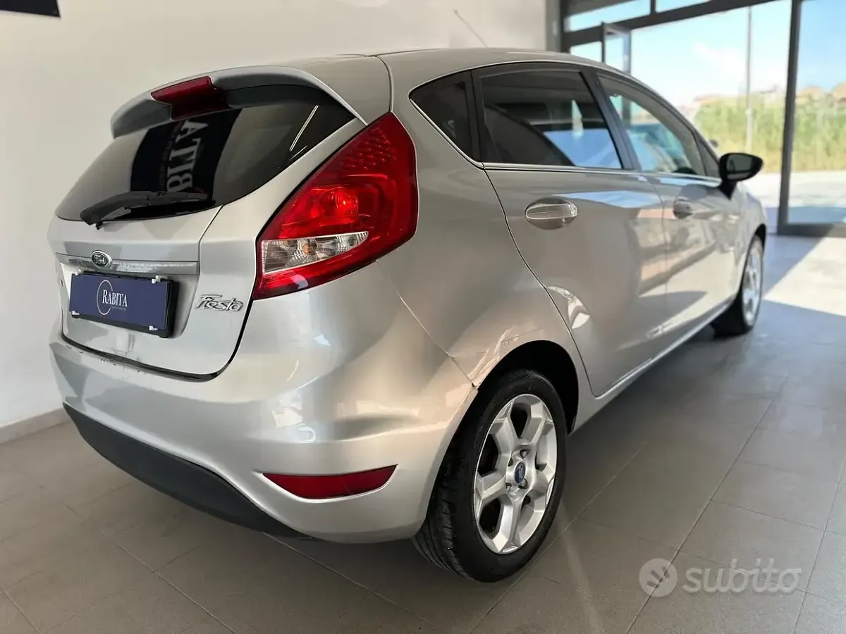 Usata Ford Fiesta Titanium 70 CV (51 kW) 2011 Grigio Berlina