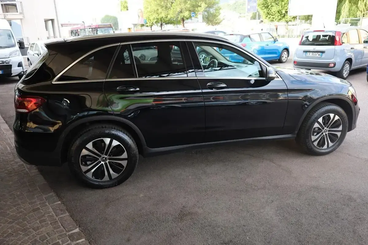 Usata Mercedes GLC300 Business 194 CV (142 kW) 2021 Nero SUV